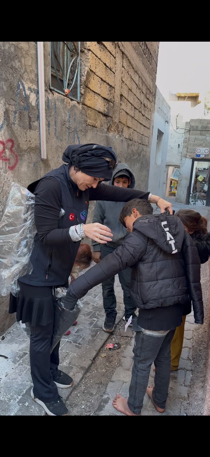 Kıyafetleri paylaşıyor, gönülleri ısıtıyoruz. galeri görseli 1