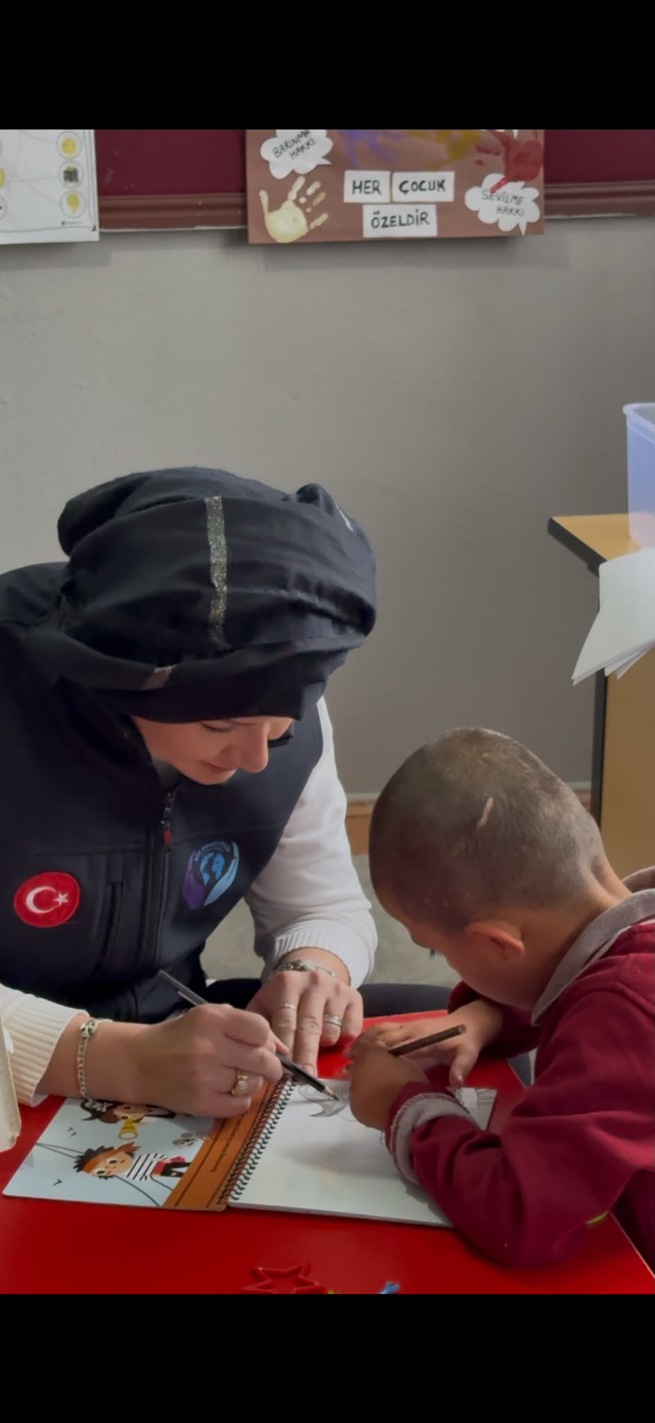 Kıyafetleri paylaşıyor, gönülleri ısıtıyoruz. galeri görseli 3